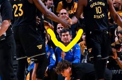 爱游戏平台-骑士主场惨遭勇士逆转，无奈吞败