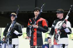 射击比赛选手射中靶心，豪取胜利