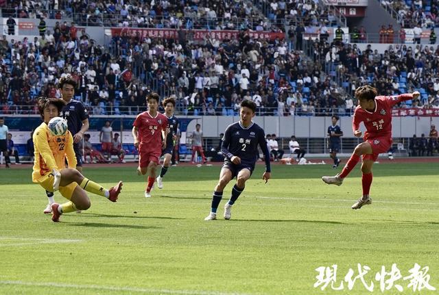 球队主力球员在足球比赛中发挥出色
