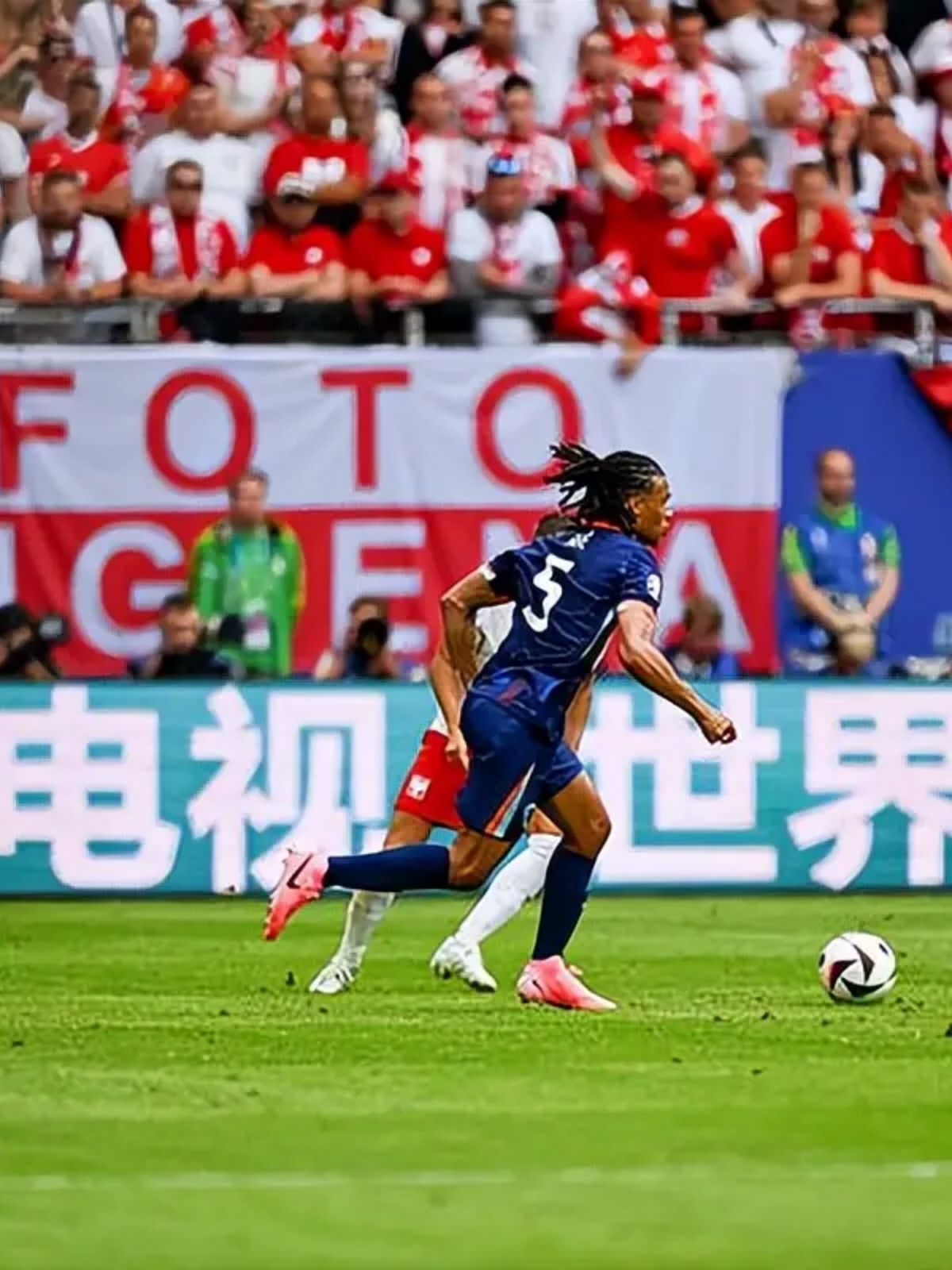 包含荷兰苦战起步：客场逼平德国，展现实力的词条