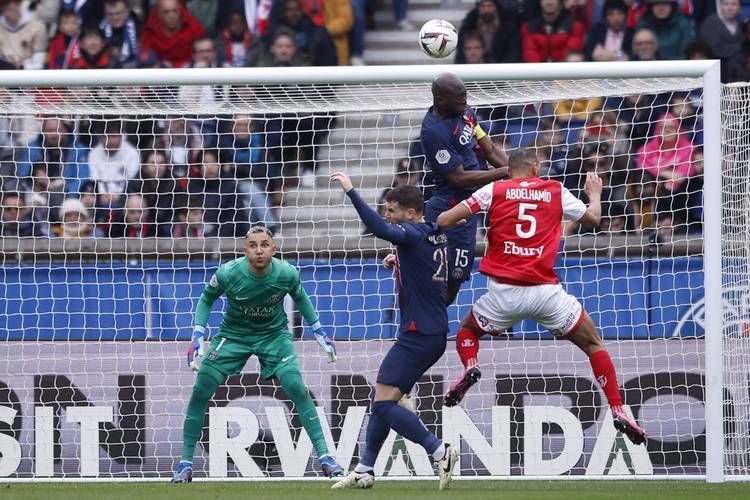 关于冠军争夺开花结果，法甲榜首战务艰难的信息